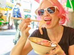 Come giapponeselogo volevo vedere perché è diventato una calamita per i turisti. Ho trovato una donna che piangeva sui suoi spaghetti