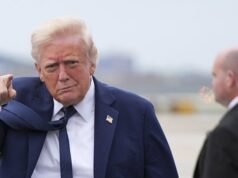 Trump mette alla prova i veri credenti con le sue buffonate in mezzo ai sondaggi in calo