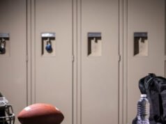 “Miracolo”: un sopravvissuto al cancro di 60 anni cerca di battere il tempo di papà diventando il giocatore di football universitario più anziano di sempre