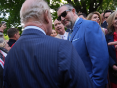 Ted Cruz criticato dopo che il video con King Charles è diventato virale