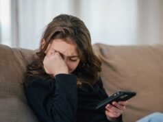 Apple e Google continuano a offrire app “Nudify” che utilizzano l’intelligenza artificiale per generare porno deepfake