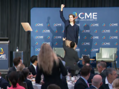 I manifestanti prendono d’assalto il palco prima del discorso di Anthony Albanese