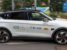 Passeggeri bloccati nel traffico in movimento dopo l’interruzione del robotaxi