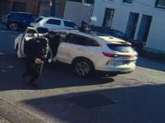 Giovani mascherati sferrano attacchi in pieno giorno con machete e mazze