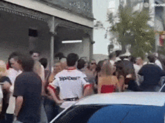 Scene incredibili mentre gli australiani si accalcano in partite a due