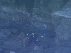 Operazione di salvataggio in corso dopo che l’adolescente è stato spazzato via dalle rocce ed è finito nello sfiatatoio di Sydney