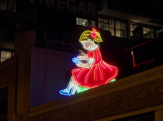 Lo storico cartello di Melbourne è stato sostituito nella campagna evidenziando il tempo eccessivo sullo schermo