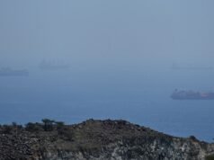 L’Iran attacca le navi nello Stretto di Hormuz, complicando gli sforzi per riprendere i colloqui