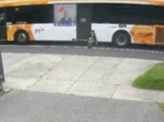 Uno scolaro di Melbourne rimane intrappolato nelle porte dell’autobus, trascinato lungo la strada