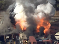 Residenti costretti a entrare a causa dello scoppio di un massiccio incendio da una batteria