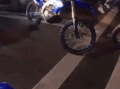 Piloti di moto da cross sono stati avvistati mentre calpestavano un’auto falciata nel sud-ovest di Sydney