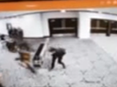 In un momento il presunto assassino oltrepassa i controlli di sicurezza