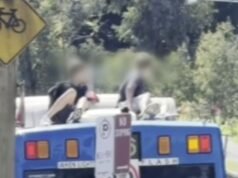 Adolescenti che viaggiavano sul tetto dell’autobus ricercati dalla polizia