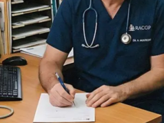 Questo strumento di intelligenza artificiale sta arrivando nello studio medico vicino a te. Afferma che risolverà il problema più comune dei GP