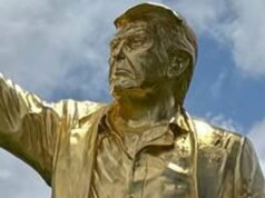 Gigantesca statua dorata di Trump installata nel suo campo da golf in Florida