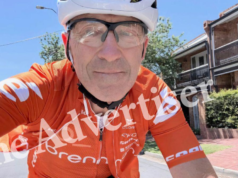 Il poliziotto responsabile della sicurezza stradale è stato multato per un selfie in bicicletta