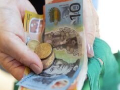 “Nessuno ha votato per una società senza contanti”: migliaia di persone ritirano contanti per protesta