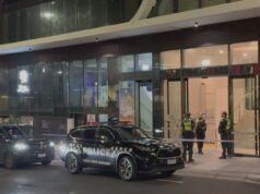 La squadra omicidi indaga sulla morte di un uomo in un grattacielo cittadino