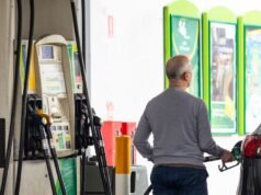 Il governo spende 20 milioni di dollari in una campagna per il carburante che invita gli australiani a guidare di meno
