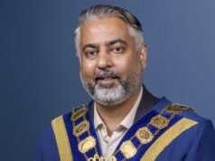 Il sindaco si dimette temporaneamente dopo aver fornito riferimenti al carattere dell’autore di reati sessuali