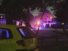 Un’adolescente è rimasta ferita alla testa dopo essere caduta dal cofano dell’auto