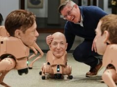 Cani robot con le teste di Musk e Zuckerberg vagano per la galleria