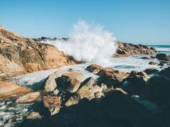 Il turista annega dopo essere stato spazzato via dalle rocce sulla famosa spiaggia di WA