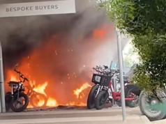 Un negozio di biciclette elettriche va in fiamme a Byron Bay