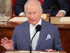 “La violenza non avrà mai successo”: l’accenno di Charles alla sparatoria in un discorso storico