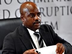 L’ex capo della polizia sudafricano si ritrova con un fazzoletto di carta attaccato sulla fronte mentre suda durante un’indagine sulla corruzione