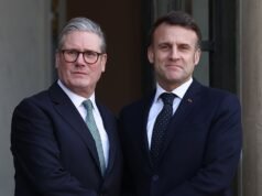 Starmer e Macron accusati di “giocare a essere rilevanti” con il piano sullo Stretto di Hormuz