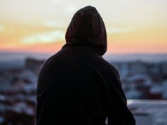 Gli agenti della Florida salvano un uomo in crisi di salute mentale