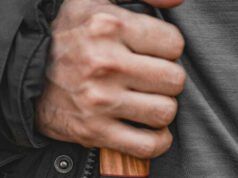 Agente accoltellato nell’atrio del dipartimento di polizia del Michigan