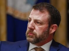 Markwayne Mullin minaccia di chiudere gli aeroporti internazionali delle “città santuario”.