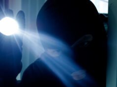 I ladri attaccano l’ereditiera di un’auto a noleggio economica durante un furto con scasso