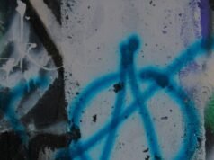 La polizia considera l’incendio doloso come una potenziale vendetta per gli anarchici esplosi