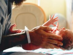 Il Senato dell’Alaska approva un disegno di legge per consentire l’uso di cassette per bambini in un rifugio sicuro