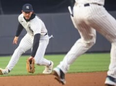 Ryan McMahon degli Yankees supera il test sul campo nella prima partita da interbase mentre i problemi al piatto continuano