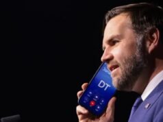 Trump manda Vance alla segreteria telefonica durante una manifestazione politica, ma alla fine ottiene il prez in linea