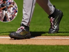 Il lanciatore dei Diamondbacks Brandon Pfaadt sfoggia lacci rosa durante la partenza per aiutare a rivelare il sesso del fratello