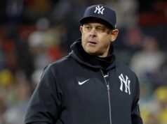 Aaron Boone degli Yankees reagisce al licenziamento di Alex Cora da parte dei Red Sox