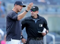 Aaron Boone degli Yankees critica l’arbitro “eccessivamente sensibile” dopo la prima espulsione della stagione