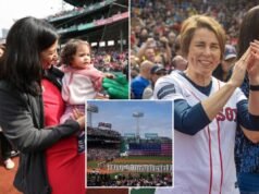 Il governatore democratico Maura Healey e il sindaco di Boston Michelle Wu hanno fischiato all’apertura casalinga dei Red Sox