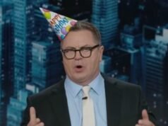 Nick Offerman critica il “nonno demente” Trump per aver progettato un monumento in onore del 250° anno dell’America