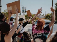 Studenti di sinistra interrompono il discorso dell’avvocato del DHS alla UCLA