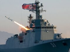 Kim Jong Un supervisiona il lancio dei missili da crociera dalla nuova pregiata nave da guerra nordcoreana