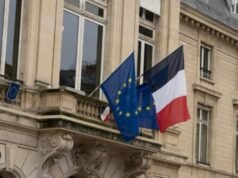 I globalisti si arrabbiano mentre i sindaci francesi rimuovono le bandiere dell’UE dai municipi