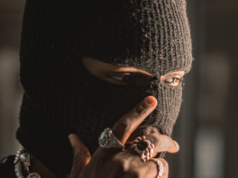 Ladri mascherati derubano una gioielleria del Texas in una rapina in stile “Mob”.