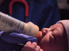 Mamma e fidanzato affrontano accuse dopo un’overdose di bambini di metanfetamina nella Carolina del Nord