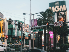 Rabbia stradale a Las Vegas mentre un uomo prende a pugni una donna sul marciapiede fuori da un casinò